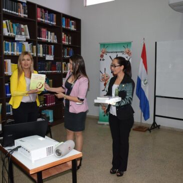 Entrega de lote de libros sobre el área de salud.