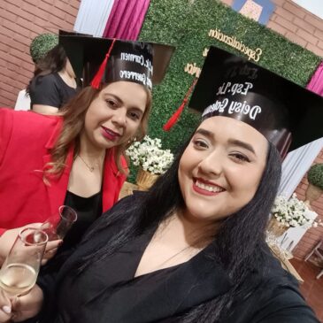 La gran familia de la FCS UNCA hace extensiva sus felicitaciones a las flamantes egresadas de la Especialización en Didáctica Universitaria Lic. Carmen Guerrero Secretaria Académica de la Carrera Enfermería y la Lic. Deisy Galeano Asistente de la Dirección de Investigación.
