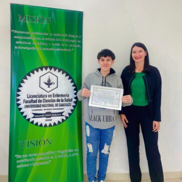 Entrega de certificados a los estudiantes del Primer Año de la Carrera de Enfermería