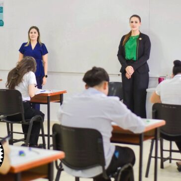 Fotografías de los postulantes durante el Examen Final de Matemáticas